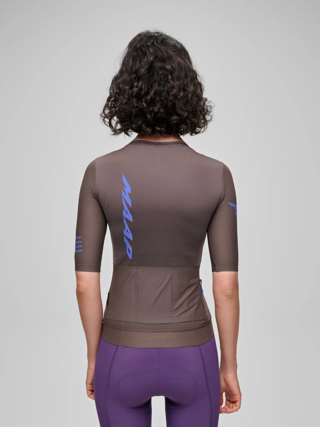 MPWJE252826_BNUM.Women_27sEmergeJersey_PDP_04.webp