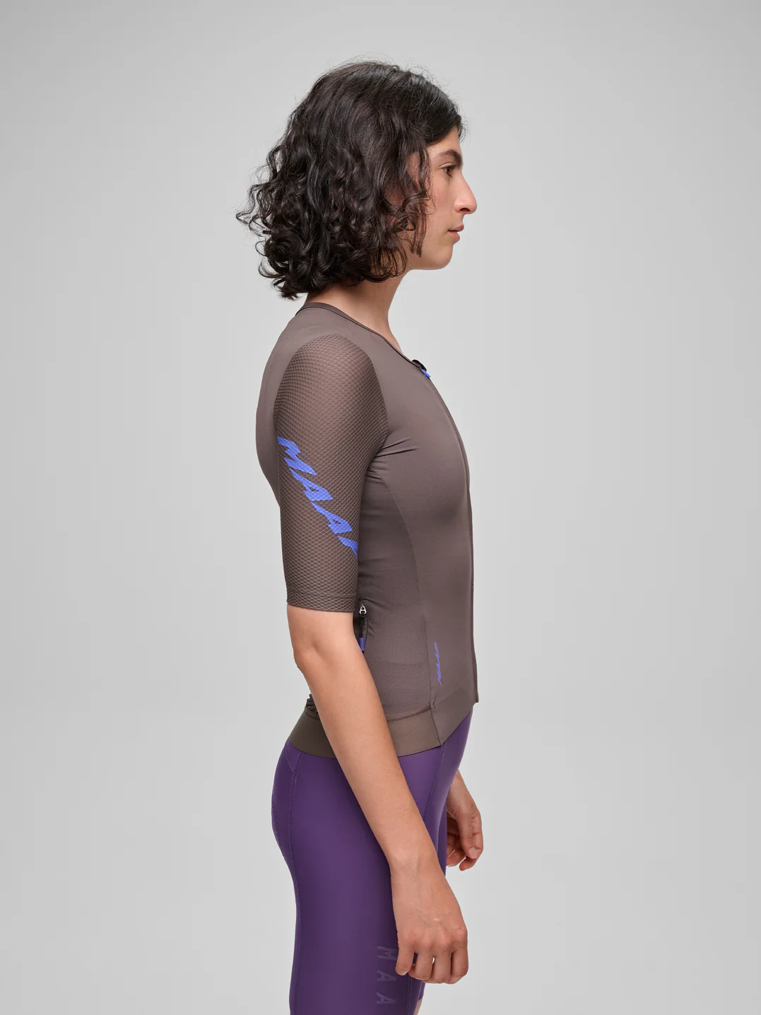 MPWJE252826_BNUM.Women_27sEmergeJersey_PDP_05.webp