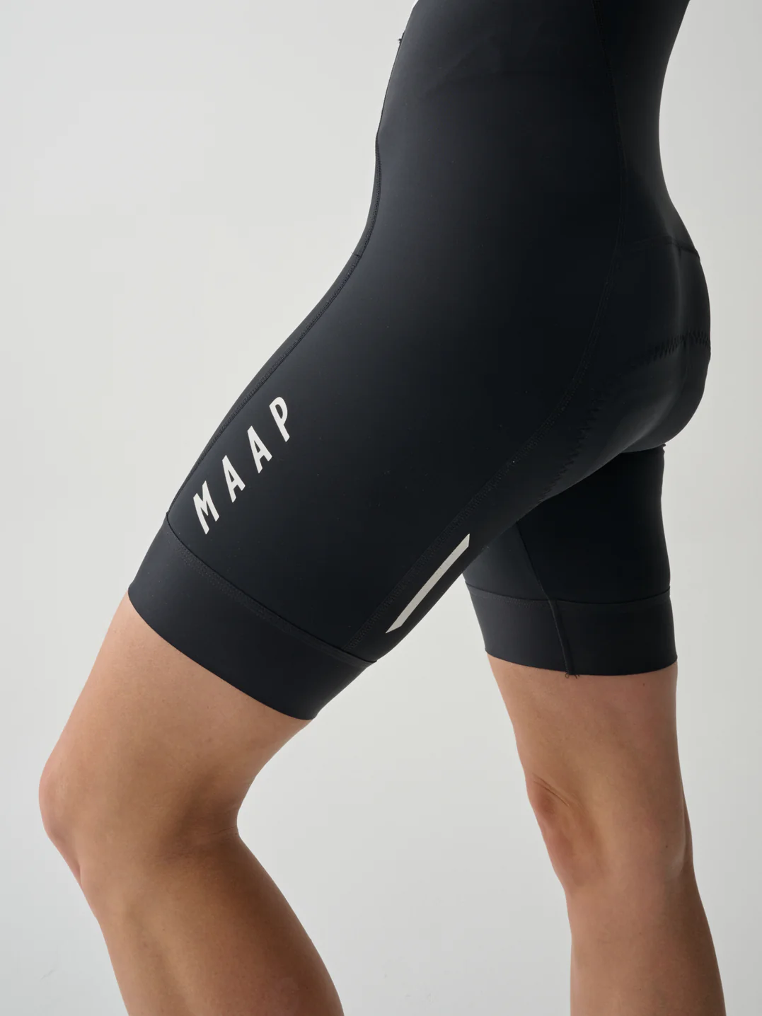 MAP-WAB054_BLKWHT.Women_s-Team-Bib-Evo_Black_White_PDP_02.webp