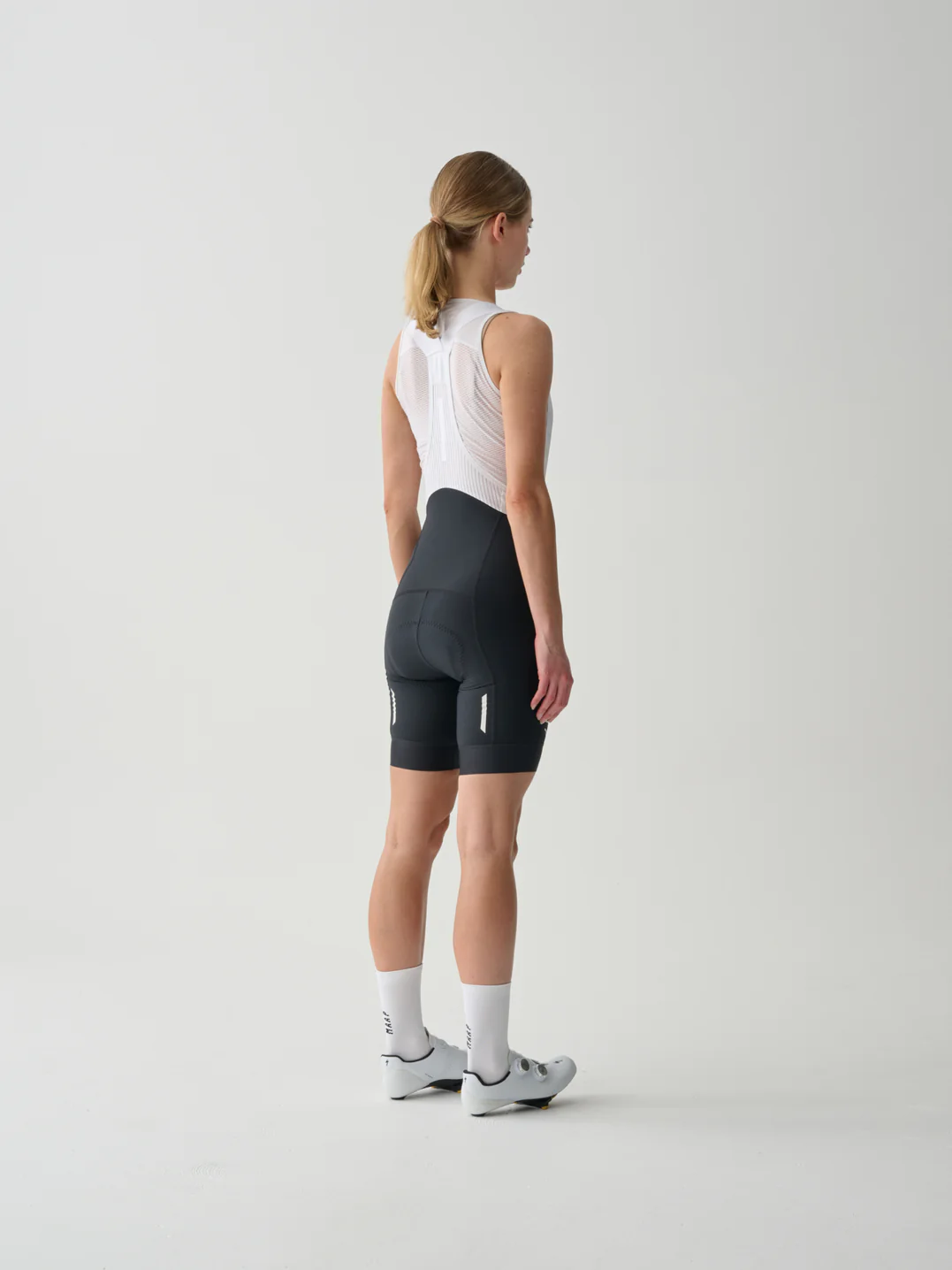 MAP-WAB054_BLKWHT.Women_s-Team-Bib-Evo_Black_White_PDP_03.webp