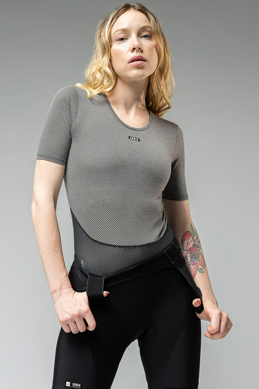 CAMISETA-INTERIOR-MANGA-CORTA-CELL-SKIN-MUJER-GREYBLACK-4_b1c2dc76-0c62-4c3b-a4d3-ce44c69a8eb9.webp