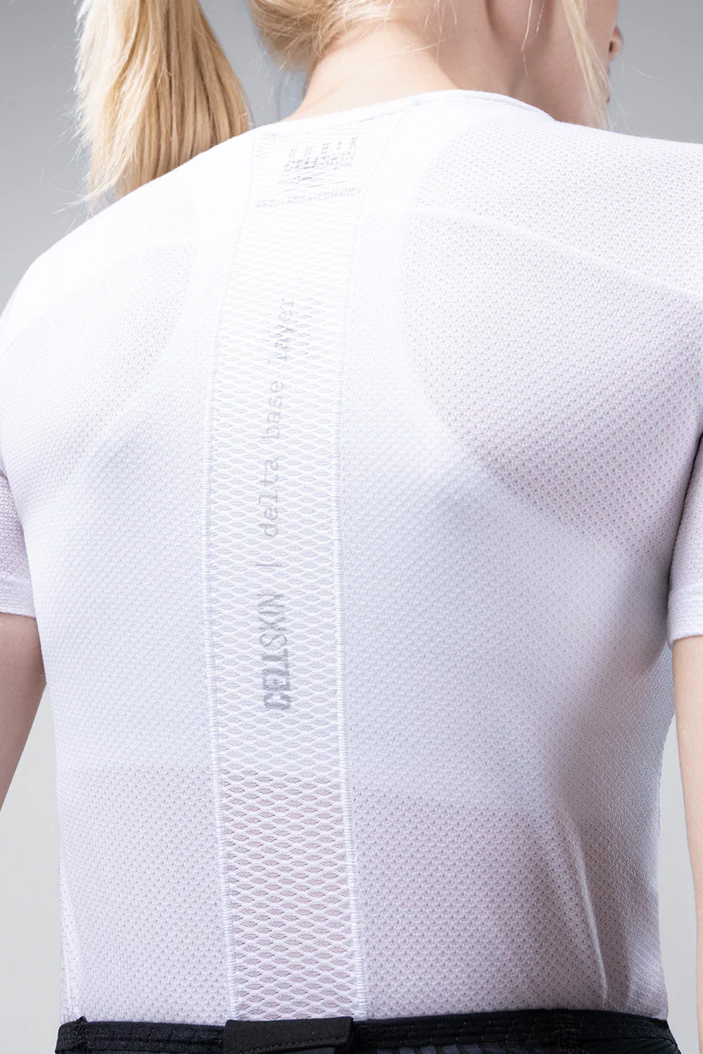 sleeveless-baselayer-cell-skin-women-hakuba-timeless-06.webp