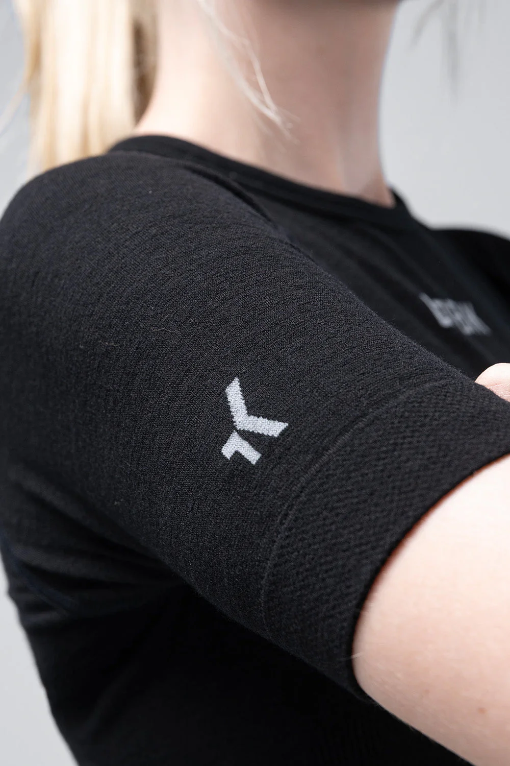 short-sleeve-baselayer-winter-merino-women-coal-timeless-04_94c16b08-fc89-4b3f-86ff-c692477ad90c.webp