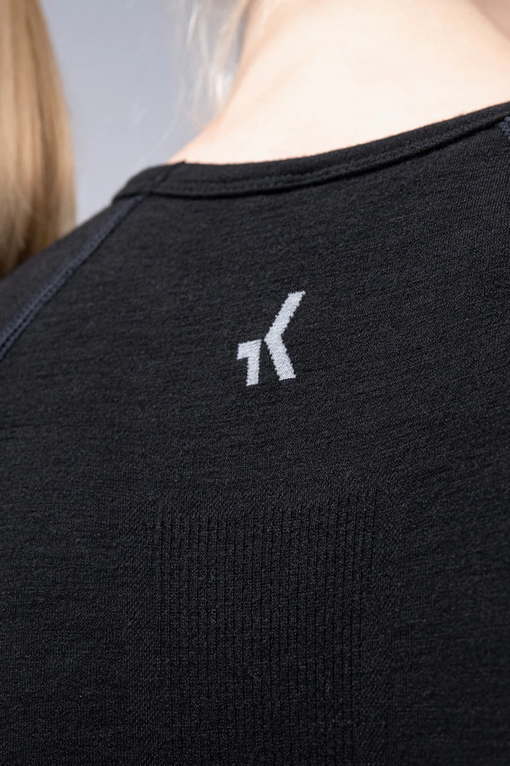 short-sleeve-baselayer-winter-merino-women-coal-timeless-07_b9390684-3244-4acd-a084-7f1c095f0789.webp