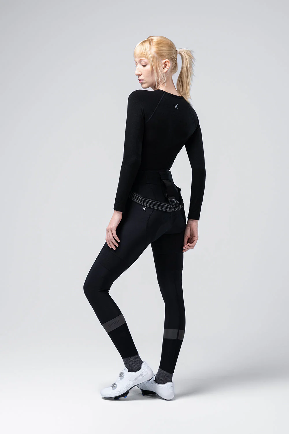 long-sleeve-baselayer-winter-merino-women-coal-timeless-02_fa507974-1f51-46cd-bcd5-328c8e9874fb.webp