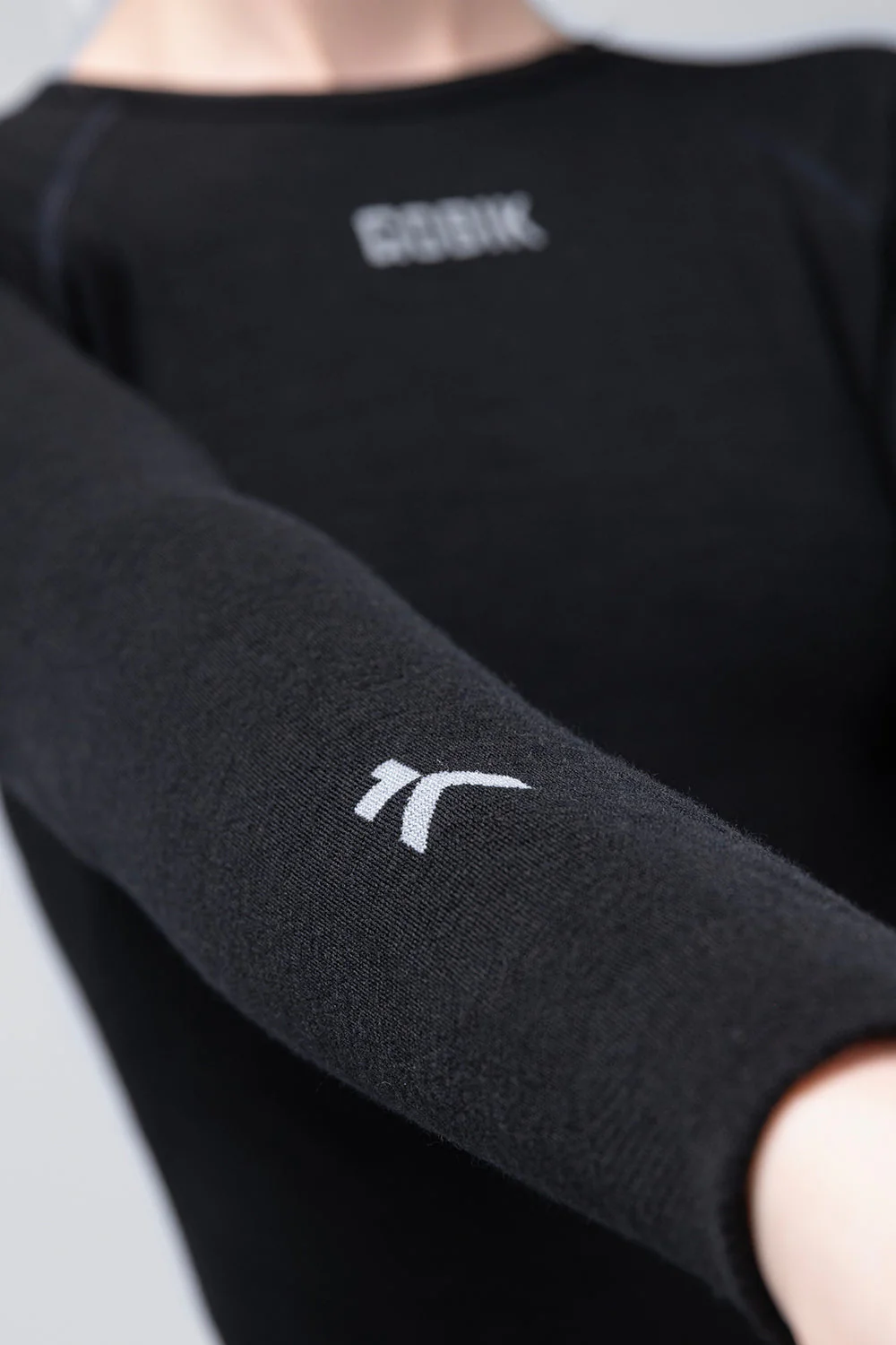 long-sleeve-baselayer-winter-merino-women-coal-timeless-04_eeb5db2d-e6c0-40f5-bb8c-2a06de063642.webp
