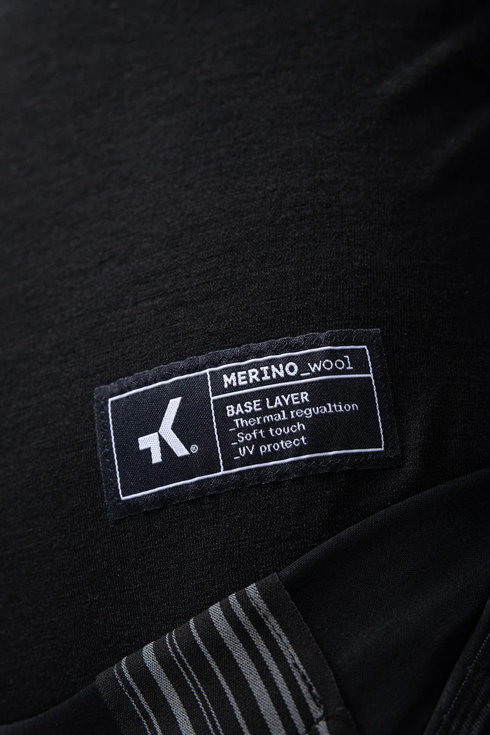 long-sleeve-baselayer-winter-merino-women-coal-timeless-06_54aa6c70-e2d1-43ae-ad59-d1b3392afbdc.webp