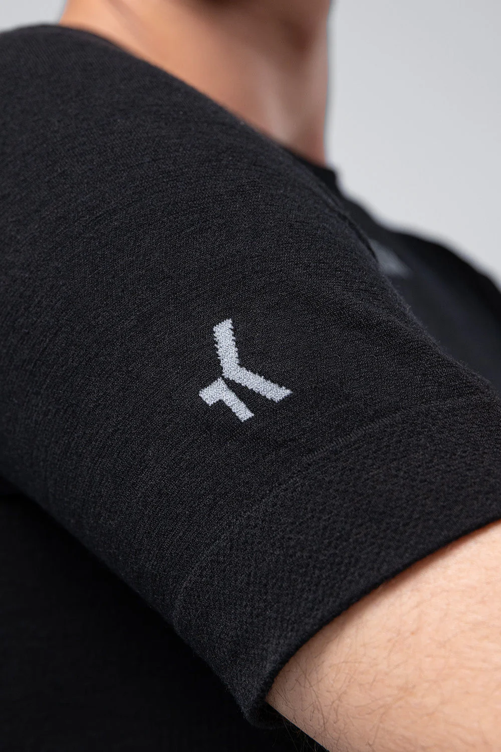 short-sleeve-baselayer-winter-merino-men-coal-timeless-04_eb6ce7b6-3b96-4bdf-b467-afa1214dcb75.webp