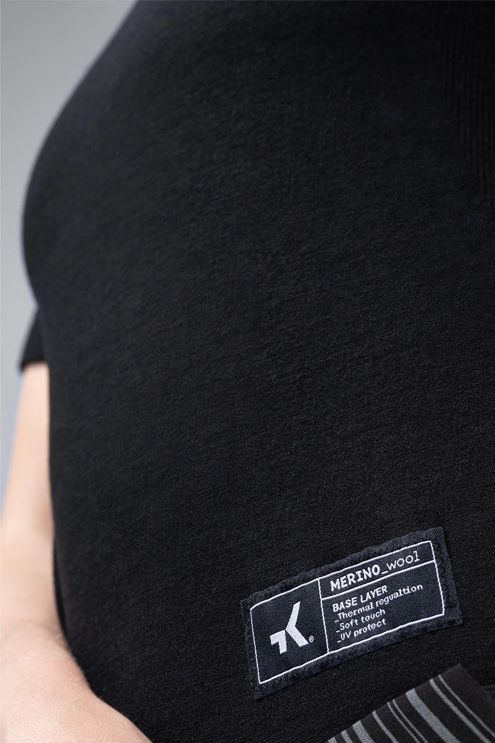 short-sleeve-baselayer-winter-merino-men-coal-timeless-06_4ecd984f-771e-46fa-9d85-012b1c3f8000.webp