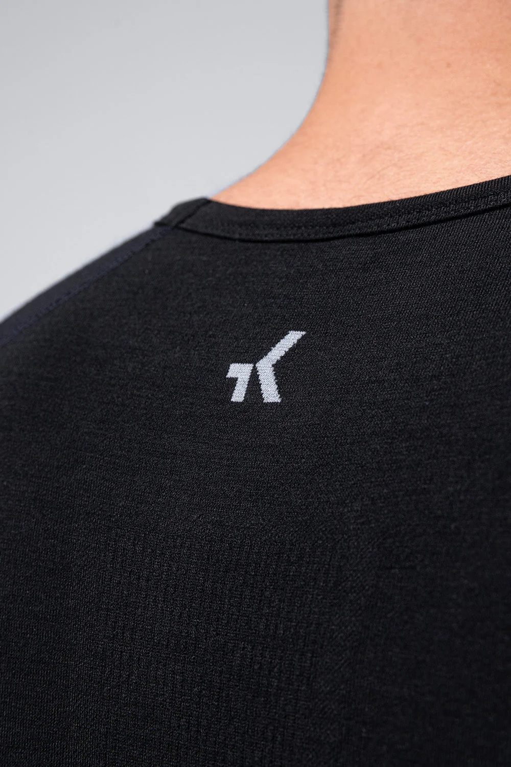 short-sleeve-baselayer-winter-merino-men-coal-timeless-07_63d24025-e90d-46c6-8632-859bc4ea3c4d.webp