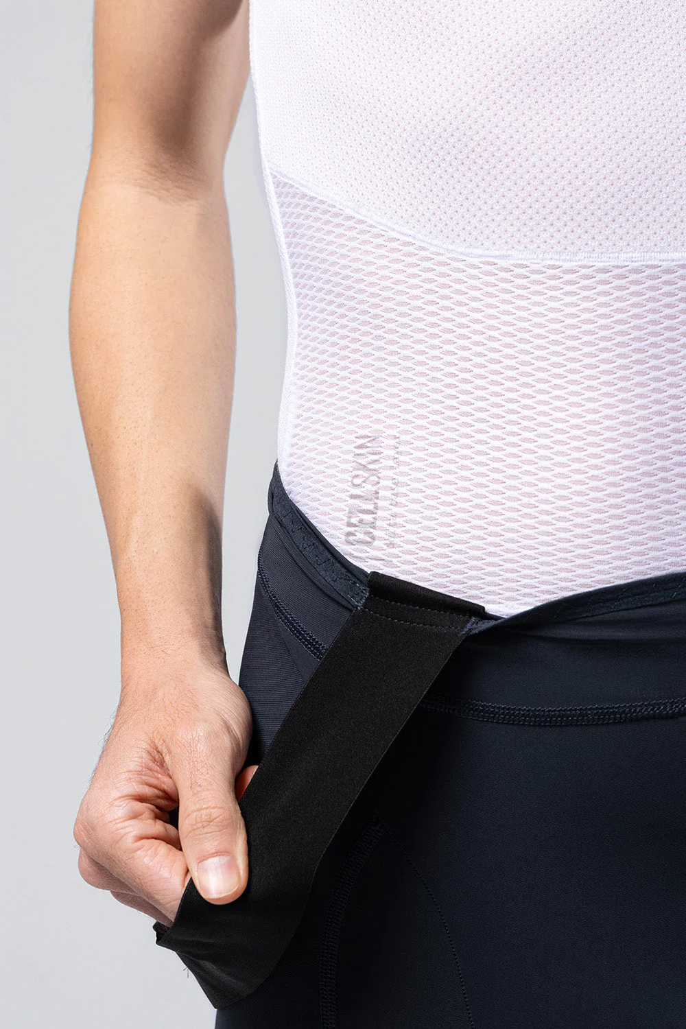 sleeveless-baselayer-cell-skin-men-hakuba-04.webp