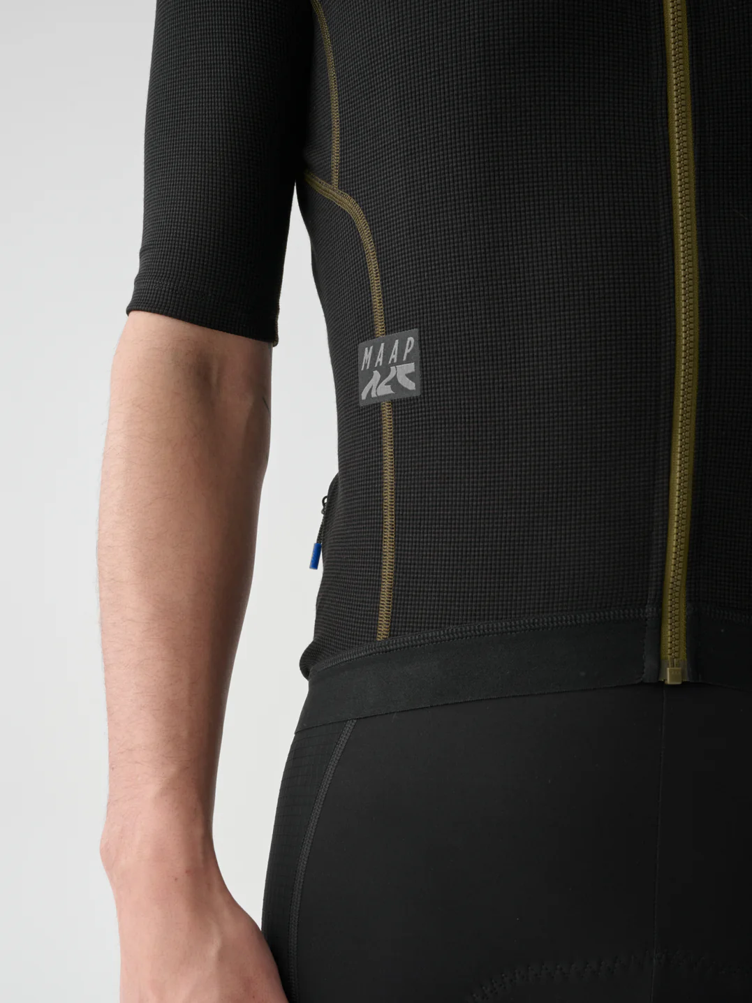 MPMJE241324_BLAK.Alt_20Road_20Jersey_Black_PDP_02.webp