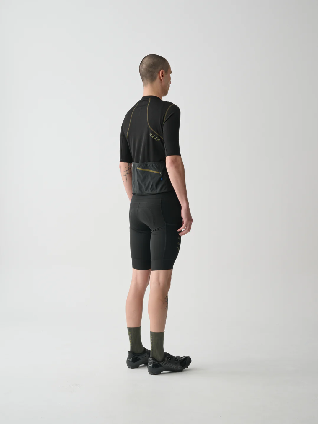 MPMJE241324_BLAK.Alt_20Road_20Jersey_Black_PDP_03.webp