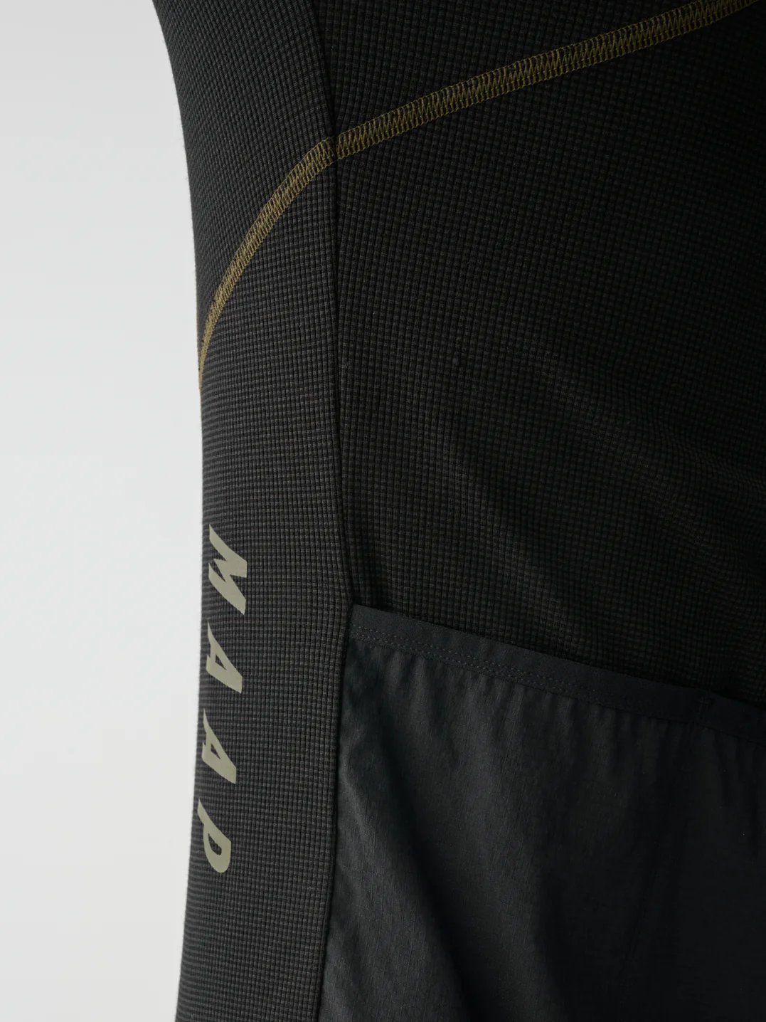 MPMJE241324_BLAK.Alt_20Road_20Jersey_Black_PDP_04.webp