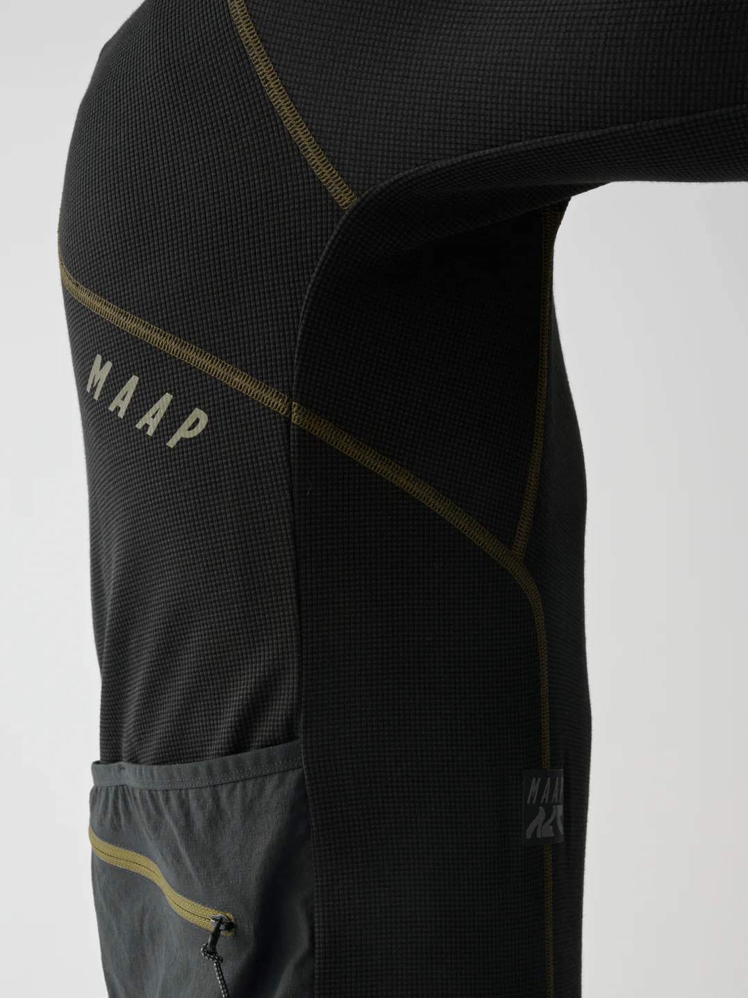 MPMJE241324_BLAK.Alt_20Road_20Jersey_Black_PDP_05.webp