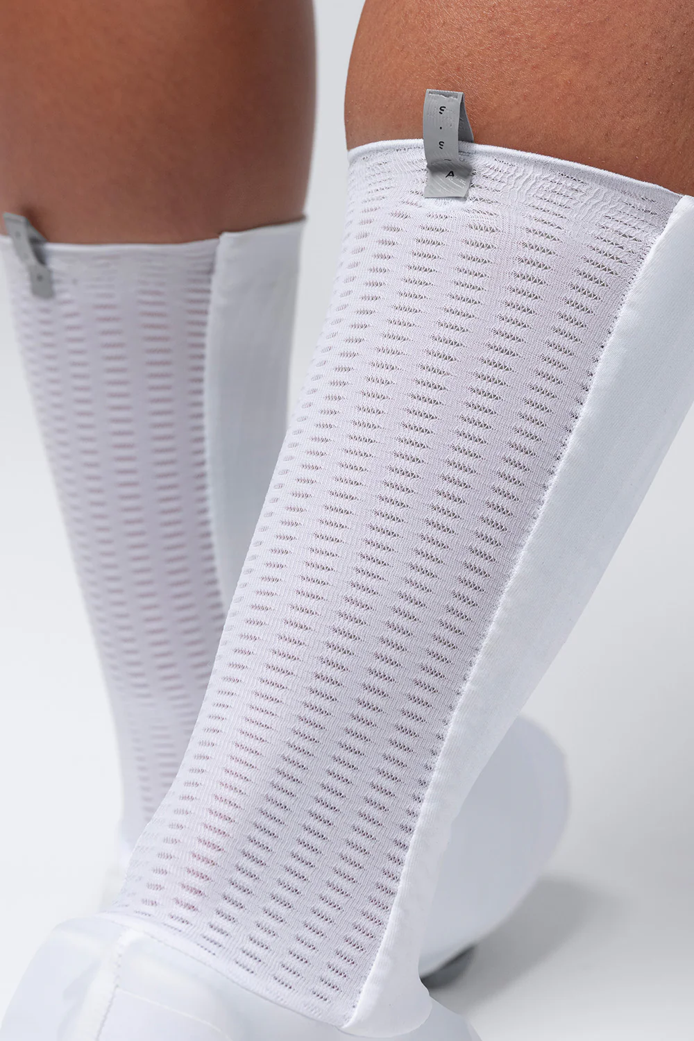 15-09-018-002-shoecover-drag-unisex-white-05.webp