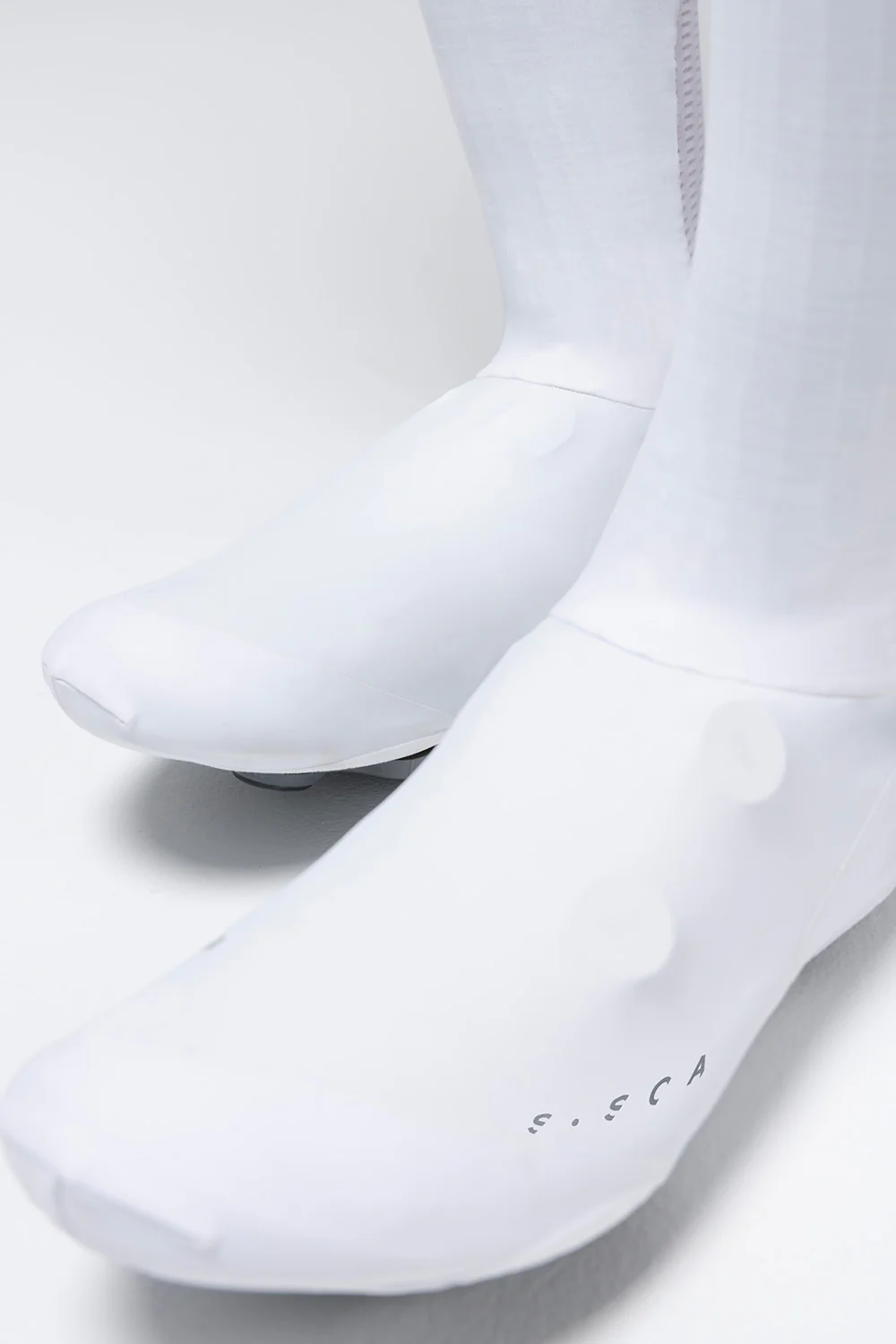 15-09-018-002-shoecover-drag-unisex-white-03.webp