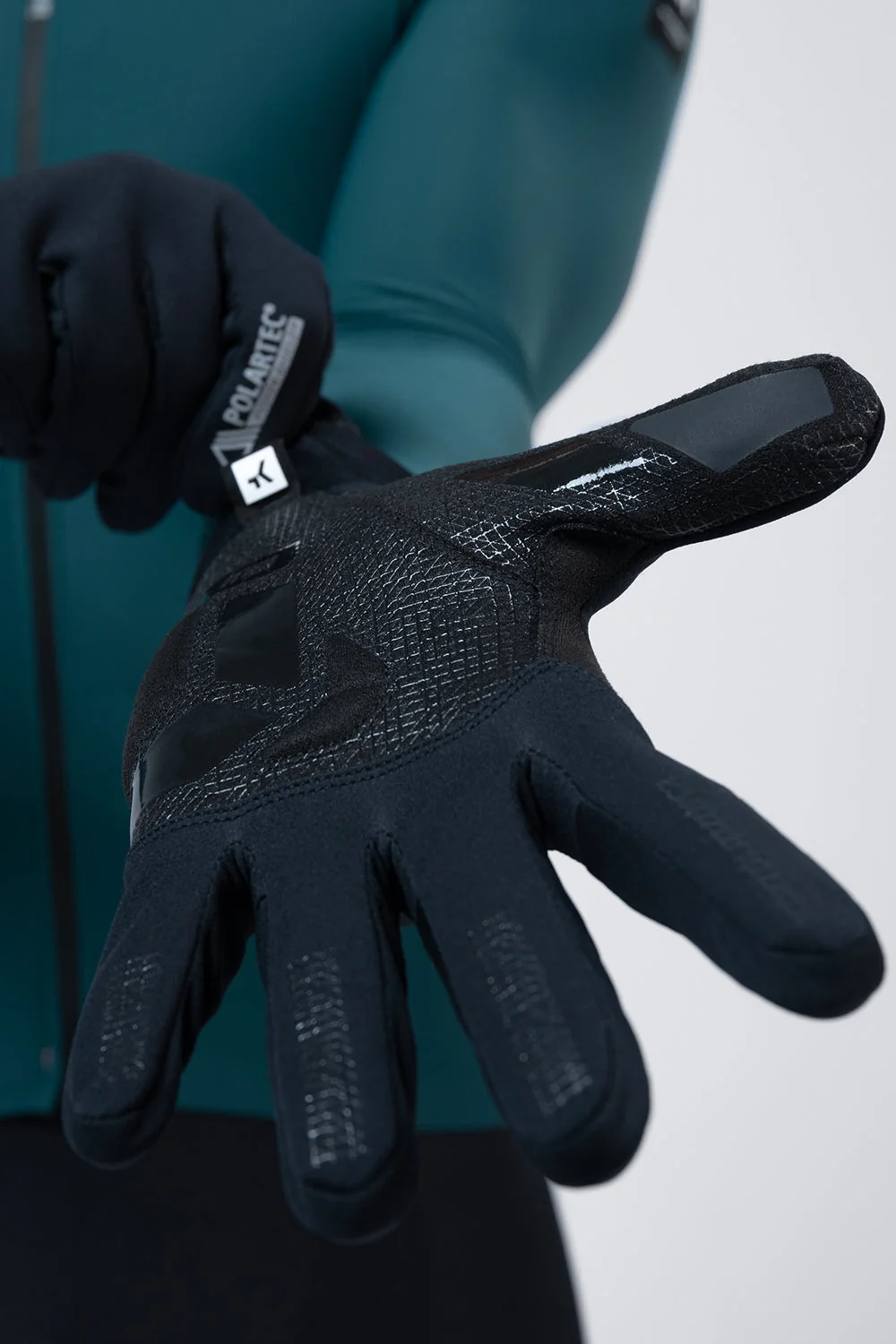 light-thermal-glove-polartec-bora-2-0-unisex-true-black-3.webp