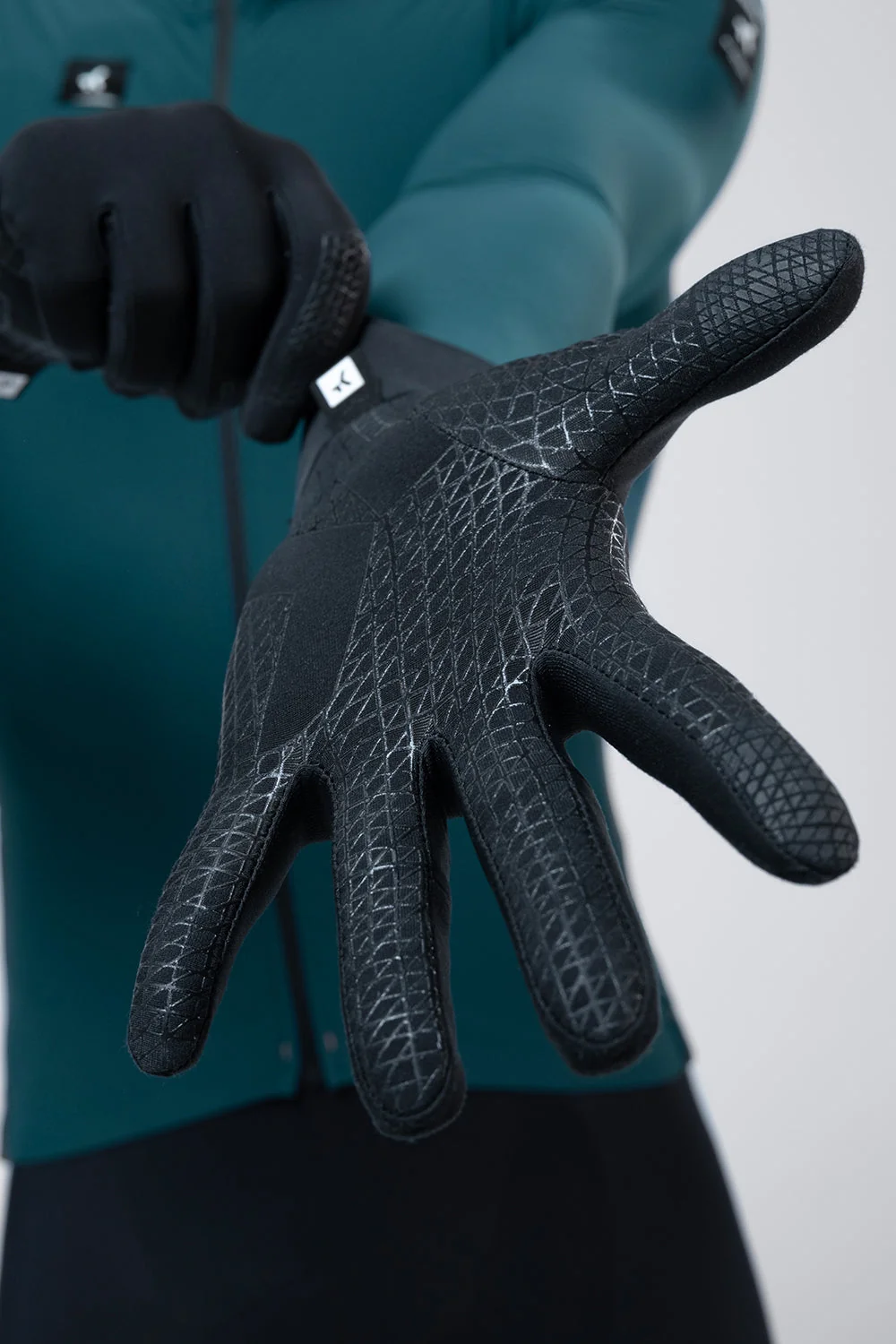 ight-thermal-gloves-finder-2-0-unisex-true-black-3.webp