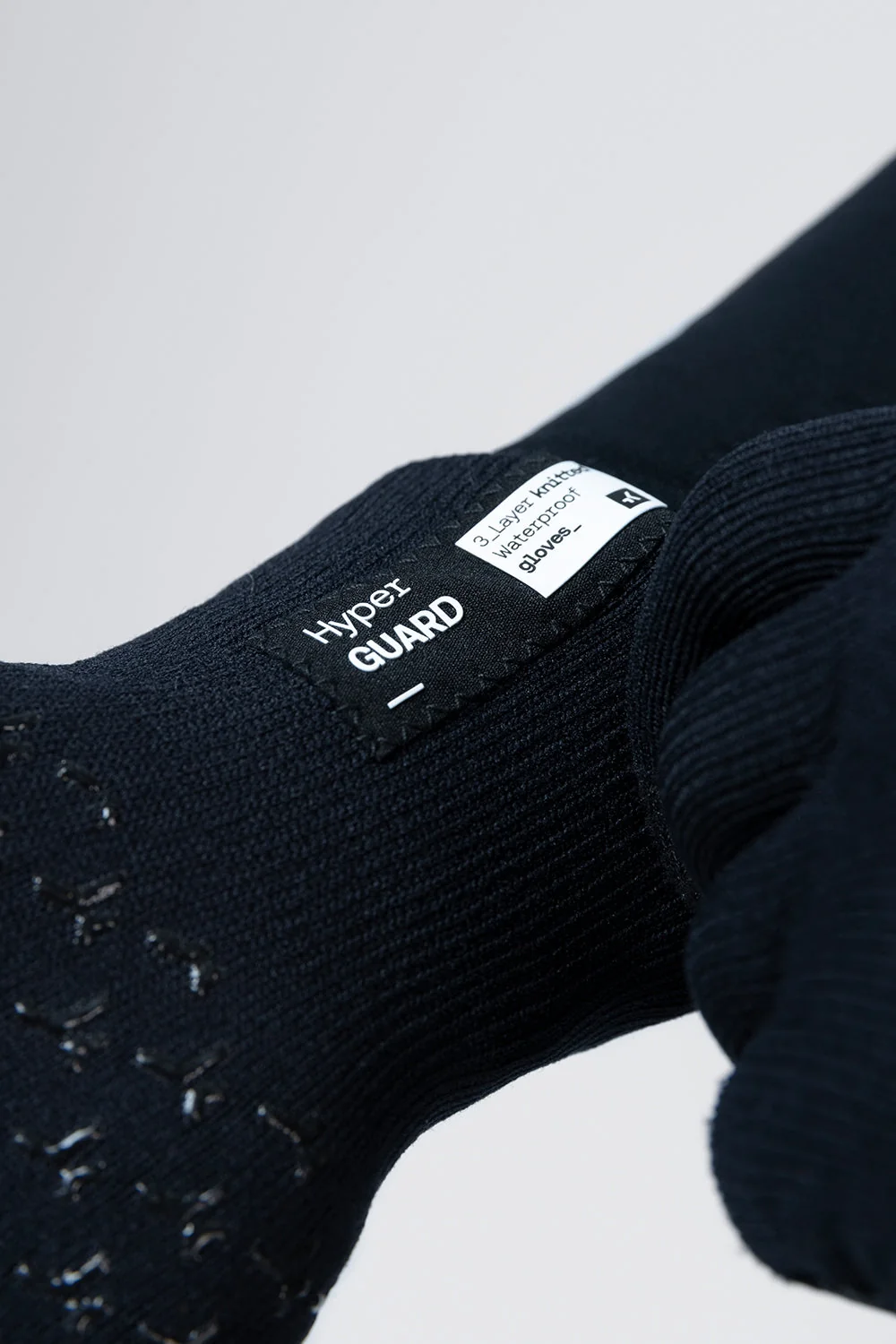 light-thermal-glove-hyperguard-unisex-true-black-3.webp